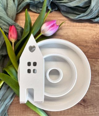 Ručne vyrábaný svietnik v bielej matnej farbe na kónickú sviečku je nadčasovým prvkom do každej domácnosti. 🌸🏠✨ Svietnik...